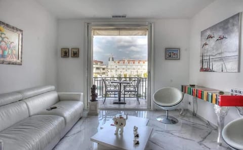 View (from property/room), Balcony/Terrace, Living room, Seating area, Dining area