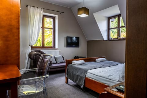 Bed, TV and multimedia, Living room, Photo of the whole room, Seating area, Evening entertainment, Bedroom