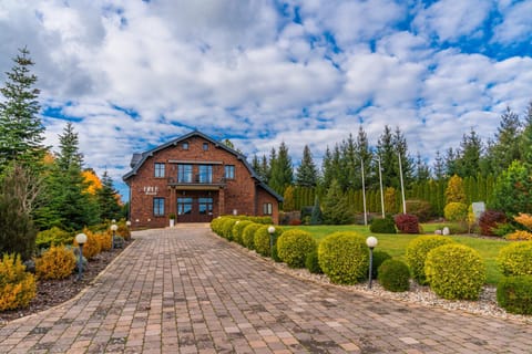 Property building, Facade/entrance, Spring, Off site, Day, Neighbourhood, Natural landscape, Garden, Other, Other, Other, Garden view