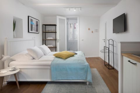 Bed, TV and multimedia, Living room, Seating area, Bedroom