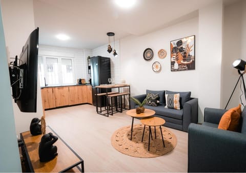 TV and multimedia, Kitchen or kitchenette, Living room, Decorative detail, Dining area
