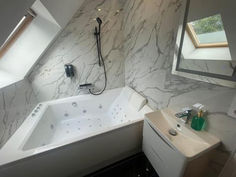 Le Duplex Balnéo Maison climatisée House in Île-de-France