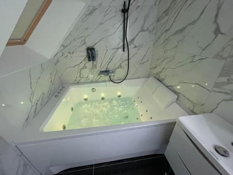 Le Duplex Balnéo Maison climatisée House in Île-de-France