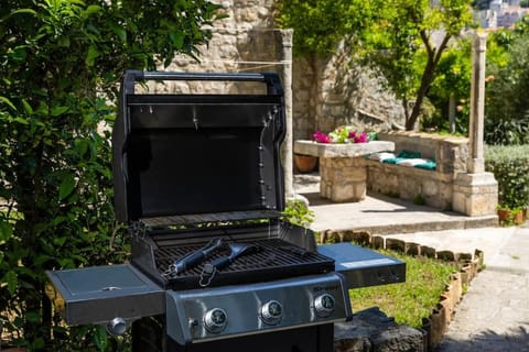 Spring, Day, BBQ facilities, BBQ facilities, Garden, Seating area, Evening entertainment, Garden view