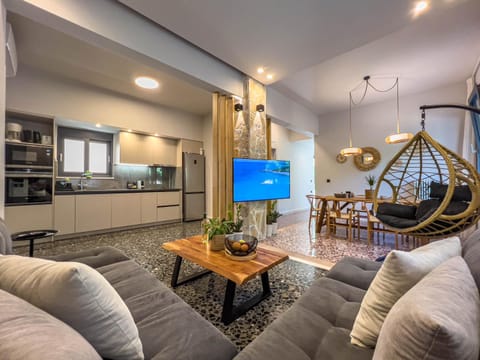TV and multimedia, Coffee/tea facilities, Kitchen or kitchenette, Living room, Seating area, Dining area, microwave, oven, stove, kitchen