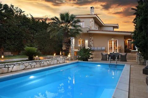Property building, Garden, Pool view, Swimming pool