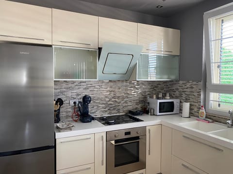 Coffee/tea facilities, Kitchen or kitchenette, oven, stove, toaster