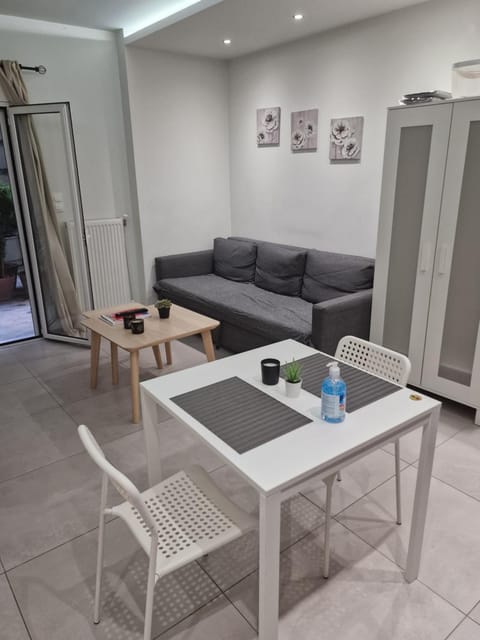 TV and multimedia, Seating area, Dining area, Inner courtyard view