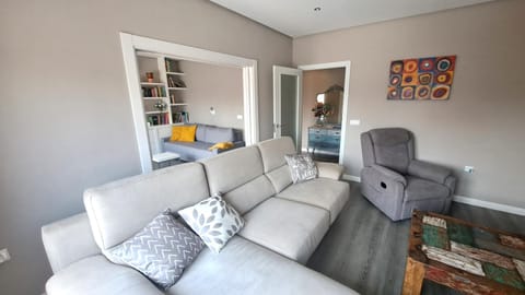 Communal lounge/ TV room, Library