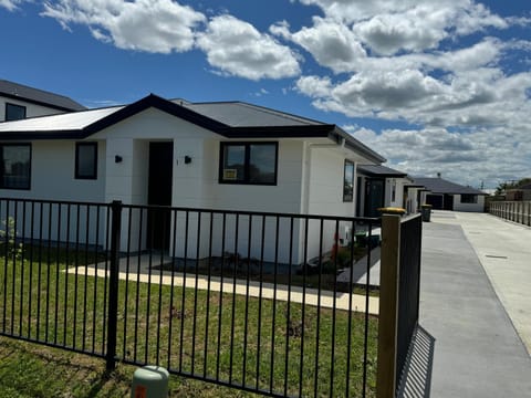 87 on FIFTH Ave Apartment in Hamilton