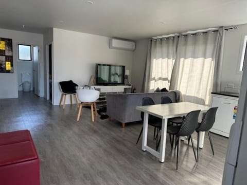 87 on FIFTH Ave Apartment in Hamilton