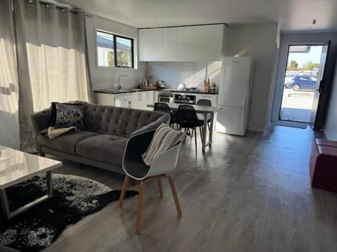 87 on FIFTH Ave Apartment in Hamilton