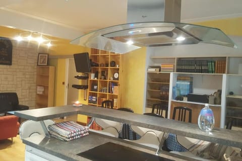 Kitchen or kitchenette, Living room