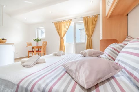 Bed, Summer, Photo of the whole room, Seating area, towels