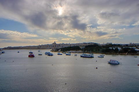 The Strand - 4BED SliemaSeafront Fl 1 by Homely Apartment in Sliema