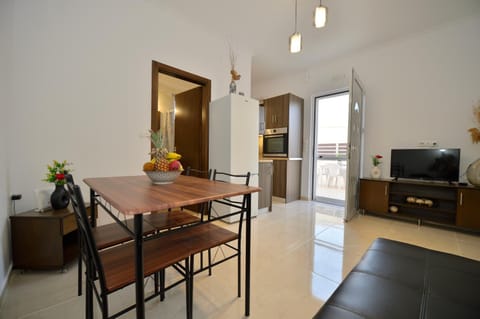 TV and multimedia, Kitchen or kitchenette, Living room, Seating area, Dining area, microwave, oven