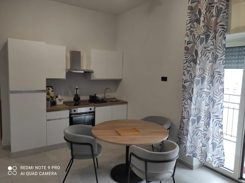 Kitchen or kitchenette, Dining area, oven, stove