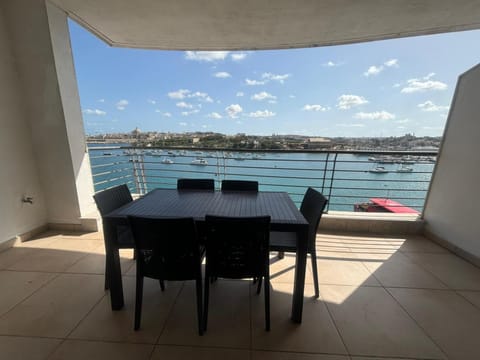 The Strand - 4BED SliemaSeafront Fl 2 by Homely Apartment in Sliema