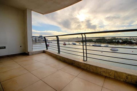 The Strand - 4BED SliemaSeafront Fl 2 by Homely Apartment in Sliema