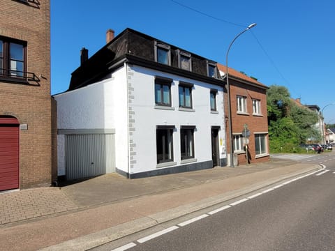 Property building, Facade/entrance, Day, Neighbourhood, Street view