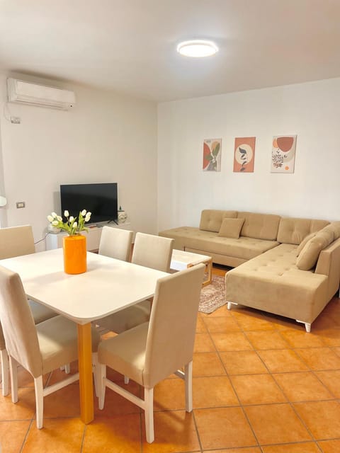 TV and multimedia, Living room, Seating area, Dining area, air conditioner