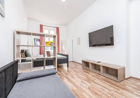 Bed, TV and multimedia, Living room