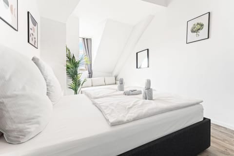 Bed, Bedroom, towels