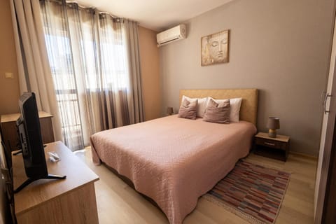 Bed, TV and multimedia, Bedroom, air conditioner