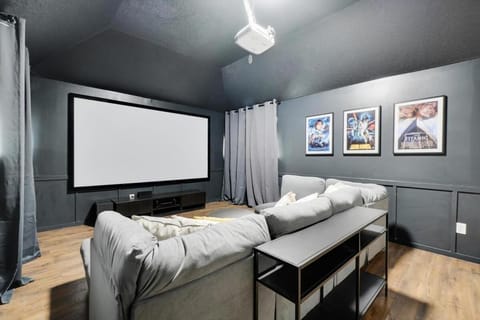 Tropical Pool Oasis - 5 BR Foosbal Cinema House in Flower Mound