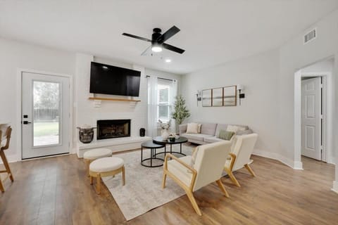 Tropical Pool Oasis - 5 BR Foosbal Cinema House in Flower Mound