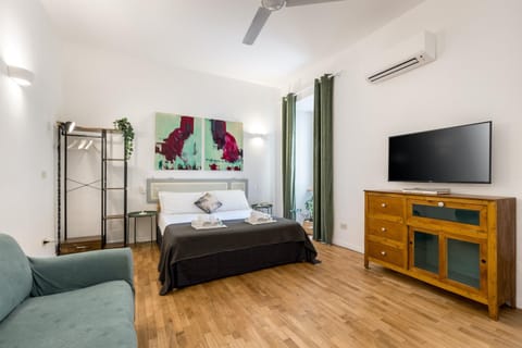 Bed, TV and multimedia, Photo of the whole room, Seating area