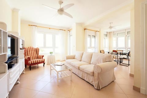 Communal lounge/ TV room, TV and multimedia, Seating area, Dining area