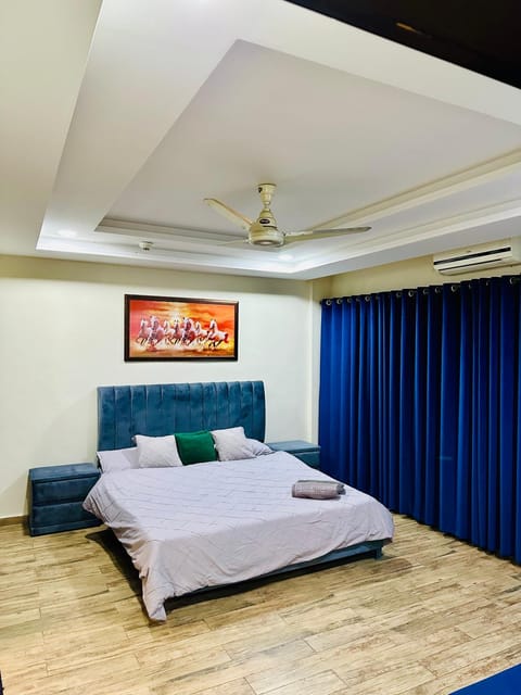 Photo of the whole room, Bedroom