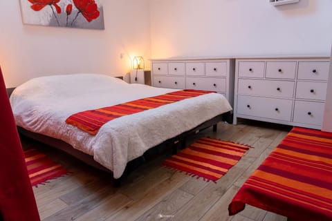 Bed, Photo of the whole room