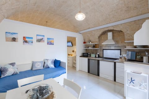 Kitchen or kitchenette, Living room, Seating area, Dining area, stove