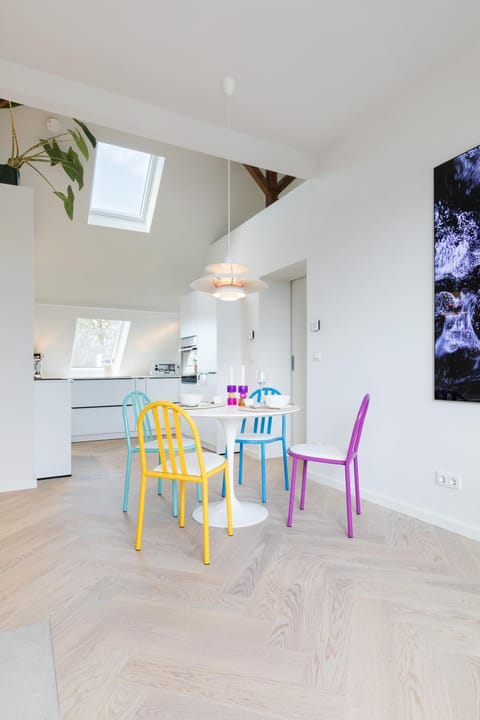Kitchen or kitchenette, Seating area, Dining area