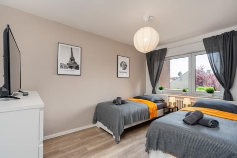 Bed, TV and multimedia, Bedroom