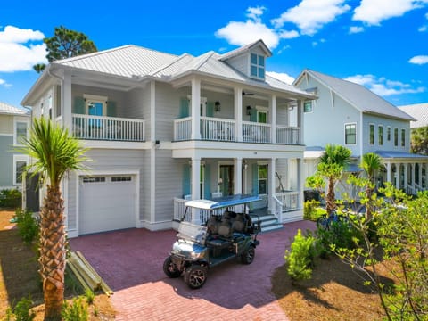 Property building, Patio, Facade/entrance, Day, Balcony/Terrace, Garden view, Parking