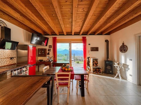 Communal lounge/ TV room, Bed, Natural landscape, TV and multimedia, Kitchen or kitchenette, Living room, Photo of the whole room, Seating area, Dining area, Evening entertainment, Bedroom, Mountain view