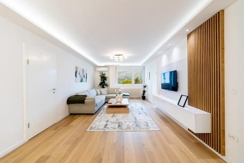 Bed, TV and multimedia, Living room, Photo of the whole room