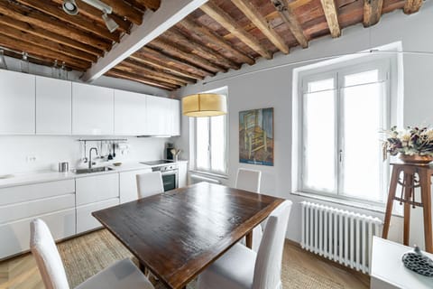 Kitchen or kitchenette, Dining area, stove