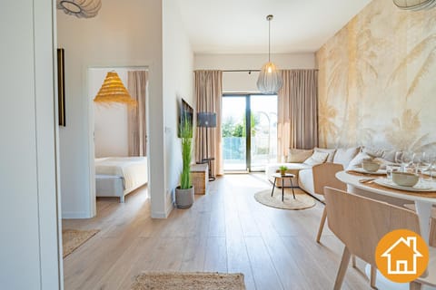 TV and multimedia, Living room, Photo of the whole room, Seating area, Dining area