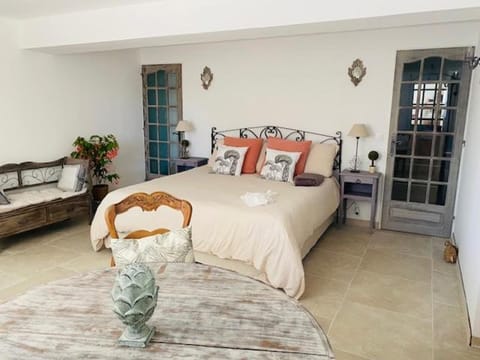 Bed, Photo of the whole room, Seating area, Bedroom