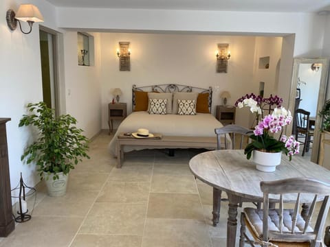 Photo of the whole room, Seating area, Bedroom