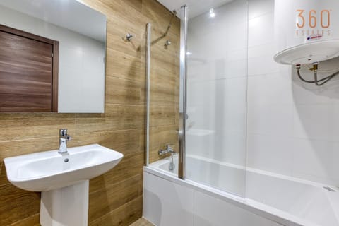 Shower, Property building, Bathroom, Bath, towels