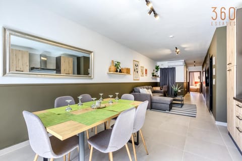 Communal lounge/ TV room, TV and multimedia, Kitchen or kitchenette, Living room, Seating area, Dining area, Evening entertainment, minibar, oven