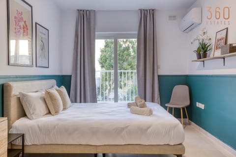 Bed, Photo of the whole room, Bedroom, towels, air conditioner