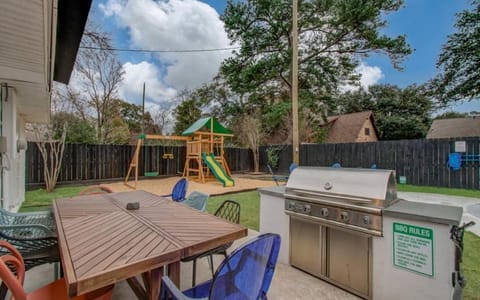 Spring Branch Paradise 4-BD Backyard Pool Oasis House in Houston
