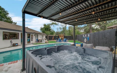 Spring Branch Paradise 4-BD Backyard Pool Oasis House in Houston