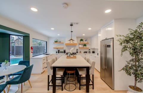 Spring Branch Paradise 4-BD Backyard Pool Oasis House in Houston